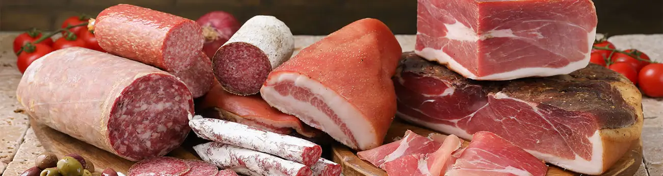 Jamón serrano curado sin hueso sobre tabla de madera con lonjas, marca Cosa de Pueblo